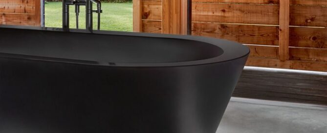 Eine schwarze Badewanne.