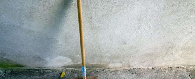 Besen an der Wand