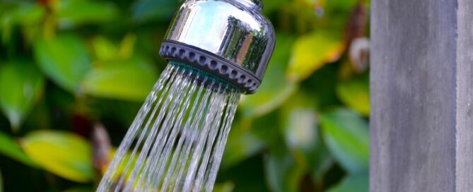 Eine Dusche im Garten.