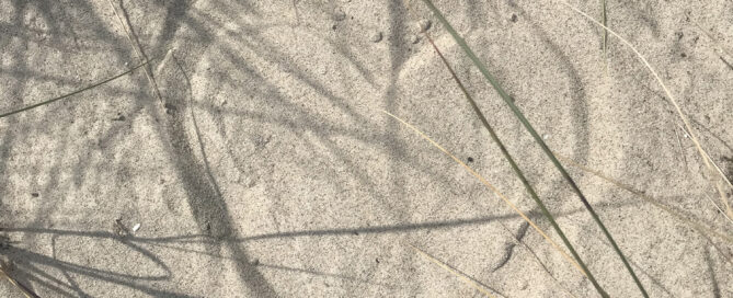 Herz in Sand gemalt.