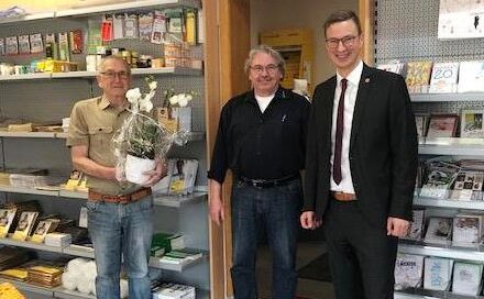 Glückwünsche & Blumen: Bürgermeister Andre Stenda (re.) gratuliert Karl-Heinz Quillmann (li.) und dessen Sohn Matthias (Mitte) zum Firmenjubiläum.