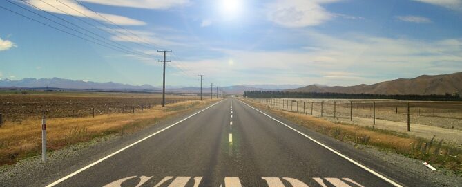 Das Wort "Start" steht in großen Buchstaben auf einem Highway.