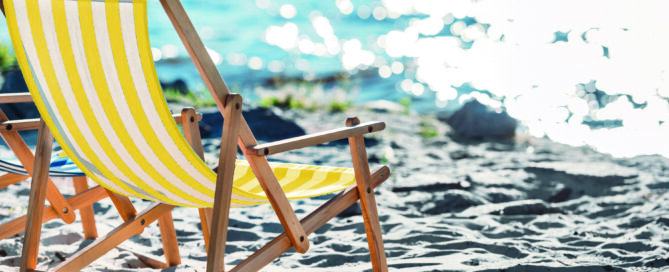 Strandstuhl im Sand am Meer.