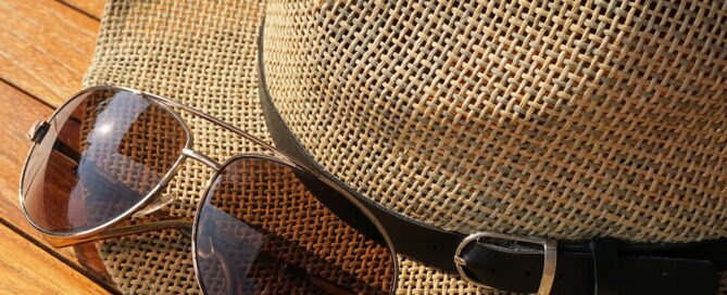 Strohhut und Sonnebrille