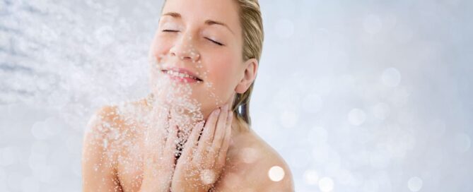 Eine Frau genießt eine Dusche.