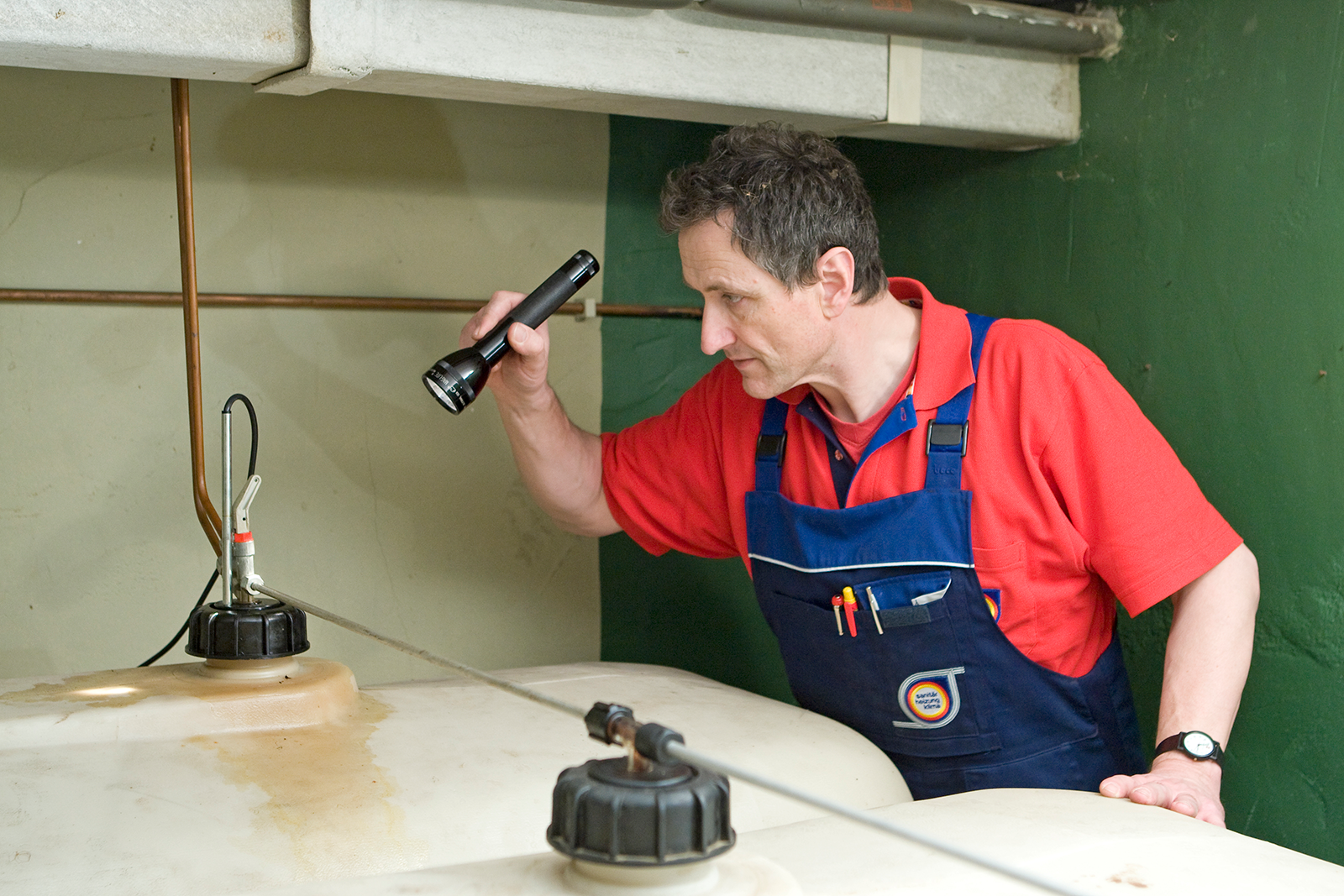 Quilllmann – Tank- und Technikcheck Öltank Quillmann - Tank- und Technikcheck bei einem Keller-Öltank.